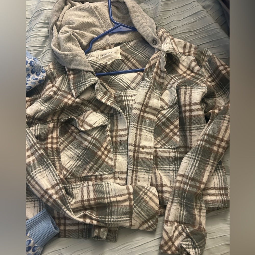 Never worn.Aeropostale L plaid (tan/white/army green) crop sweatshirt with hood.